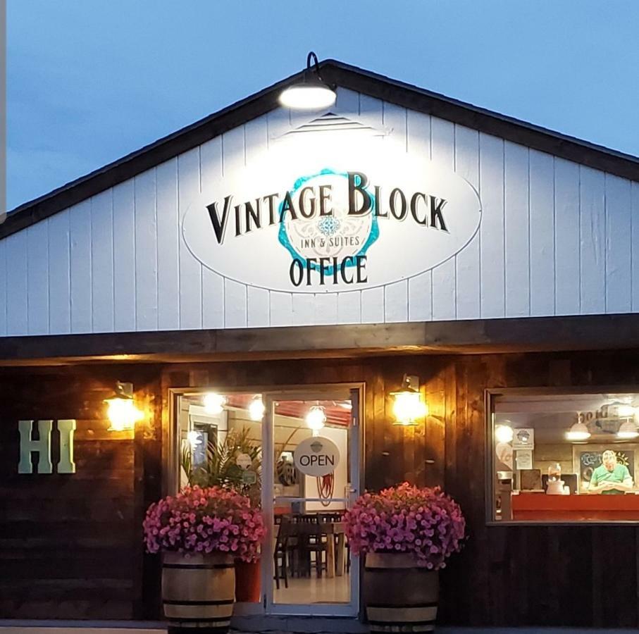 Vintage Block Inn & Suites Okoboji Exteriör bild